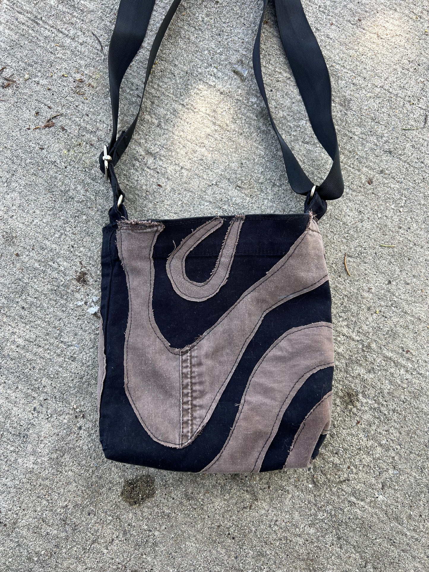 Swirl crossbody