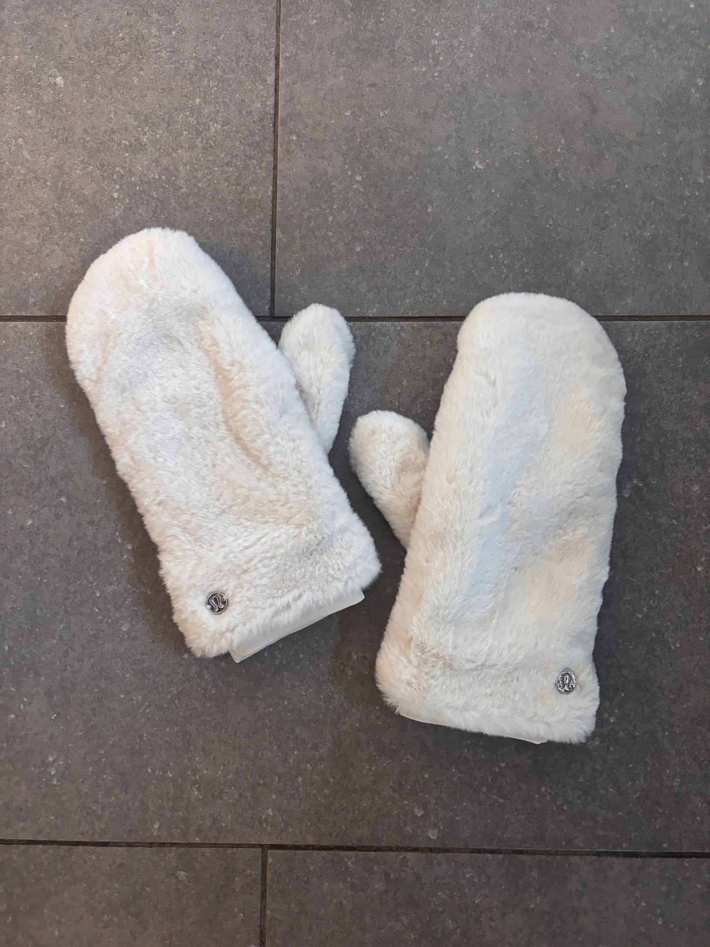 Lululemon mittens