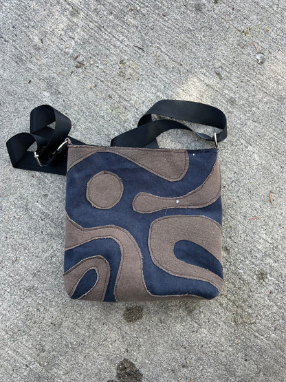 Swirl crossbody