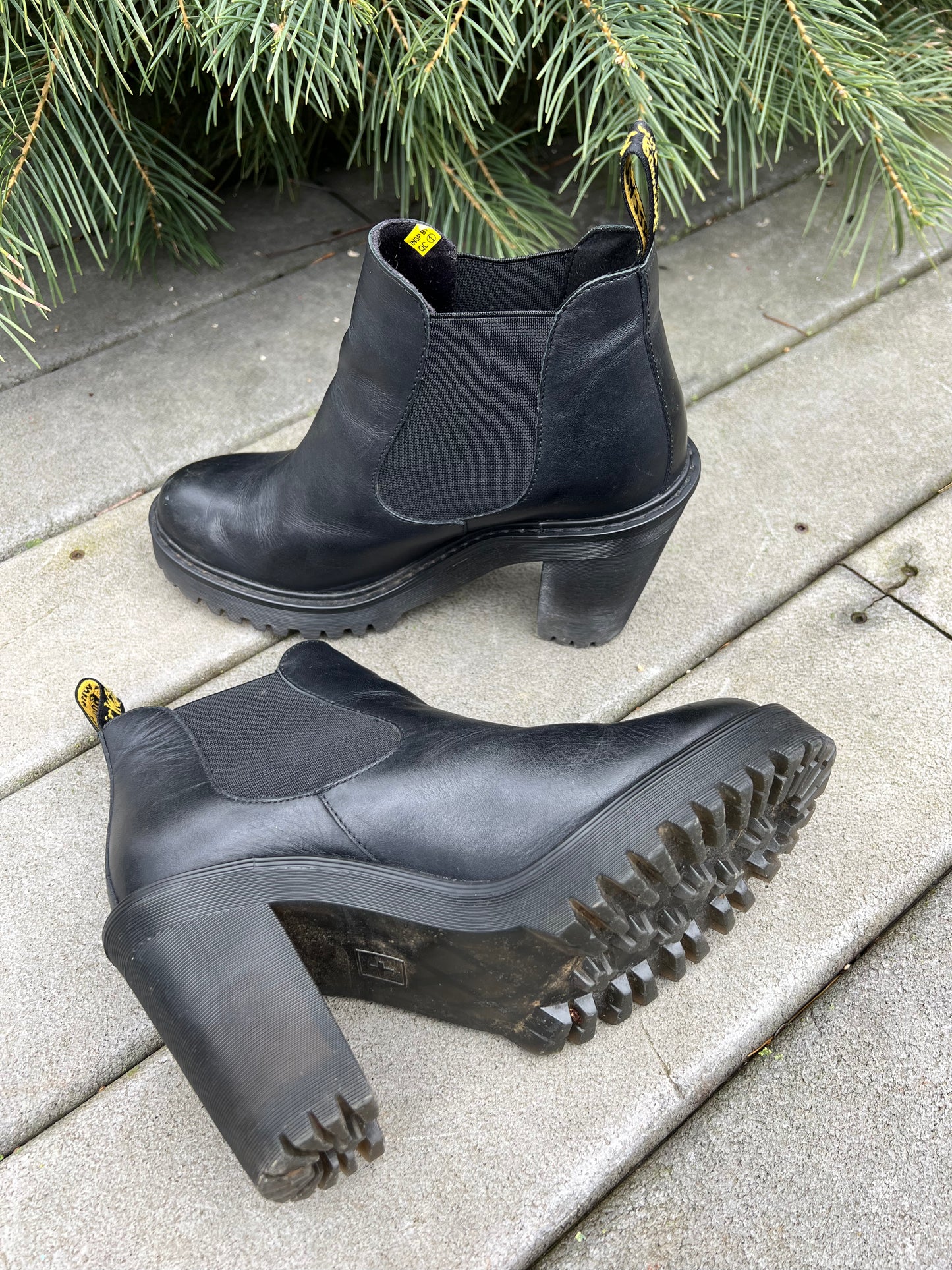 Dr. Martens Sz 8 Hurston Womens Leather Chelsea boots